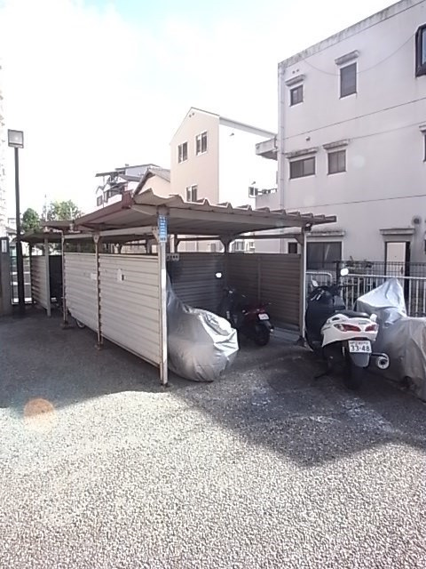 尼崎市食満１丁目の賃貸マンションのその他共用部分|バイク置場あります。