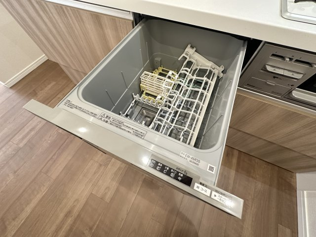 ストークマンション上大岡のキッチン|家事の時短にも役立つ食器洗浄乾燥機を標準装備。