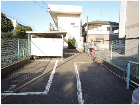 ヴィクトリアコート登町の駐車場