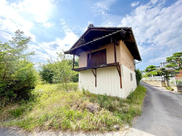 八木沢　中古住宅の駐車場|【駐車場】土蔵は解体予定です。