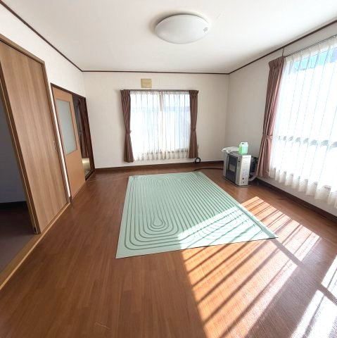 室蘭市日の出町3丁目7-30戸建の居間・リビング