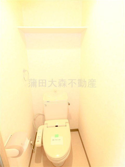 チェアーズ鵜の木のトイレ|温水洗浄便座と棚付きのトイレ　