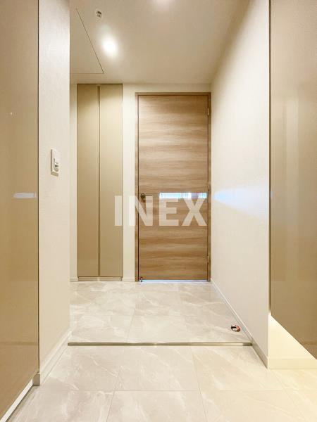 横浜市神奈川区鶴屋町１丁目の賃貸マンションの玄関
