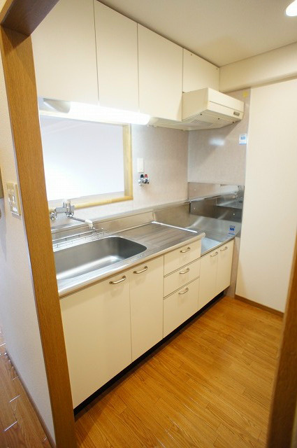 フレンドヒルのキッチン|システムキッチン採用。調理スペース広々快適な動線のコンロ周り