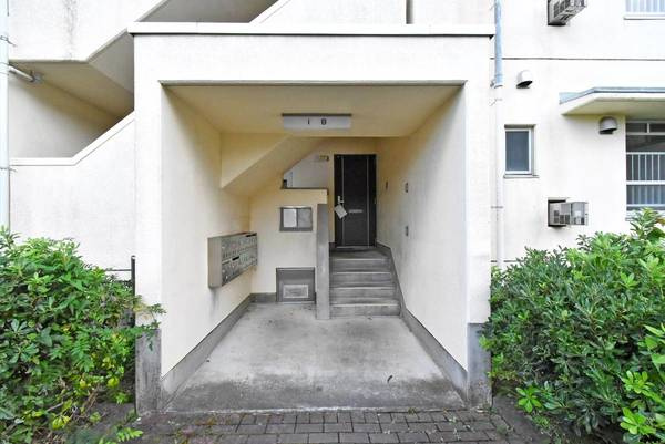ビレッジハウス十王2号棟のエントランス|ゆとりのあるエントランスです