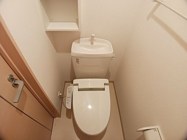 リリーベルⅡのトイレ|落ち着いた色調のトイレです