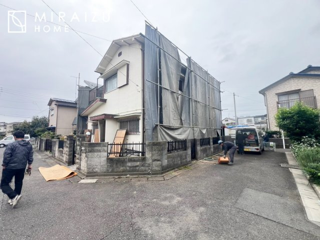 【周辺】 | 通勤や家族の送迎など、毎日の生活にマイカーが欠かせない方にとって駐車場は大事な条件。敷地内にカースペースがあれば、お出かけやお買い物の際の搬入出も楽々です。
