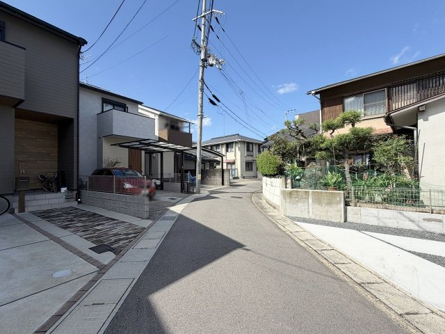 厨子奥苗代元町の前面道路含む現地写真|両面道路！南西からは太陽の光が差し込み、東側心から地良い風を通り抜ける為、明るく風通しの良い室内に！（R8.10撮影）
