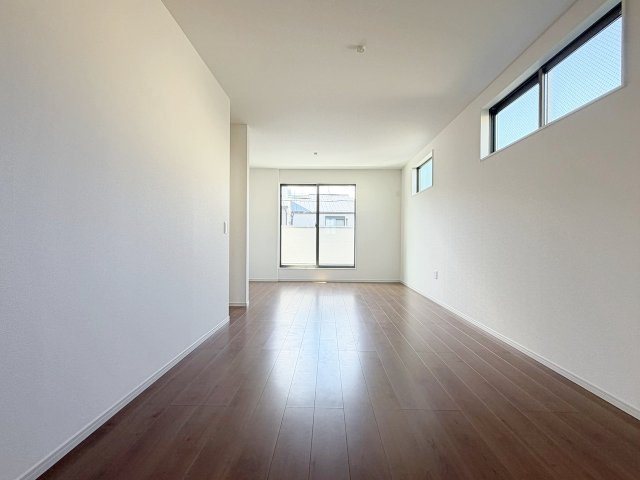 厨子奥苗代元町の居間・リビング|撮暖かな光と心地よい風が通る、南西向きのおうち。家族みんなが集まるリビングは陽だまり空間に♪（R8.10撮影）