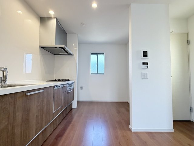 厨子奥苗代元町のキッチン|壁付キッチンは壁に沿ってキッチンを配置している為、他のスペースを有効活用できちゃいます！（R8.10撮影）