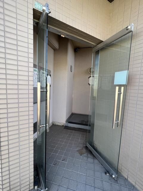 厚木市岡田４丁目の賃貸マンションのエントランス