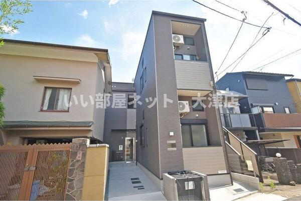 クレスト山科の外観