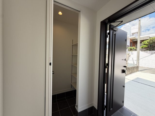 南城市玉城前川（全3棟）1号棟の玄関|1号棟　靴もすっきり収納♪SIC付玄関♪
