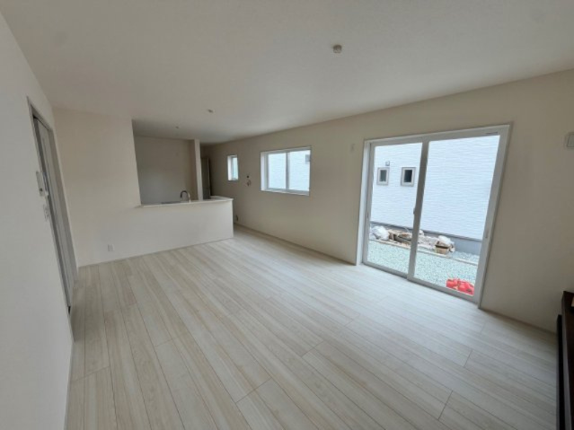 盛岡市山岸２丁目の居間・リビング|白い壁の部屋は、明るく開放的な雰囲気をつくり広く感じられるのが魅力です