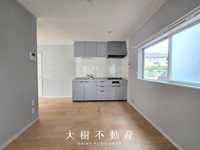 スタイリッシュなグレーの外観が魅力の住まいの画像