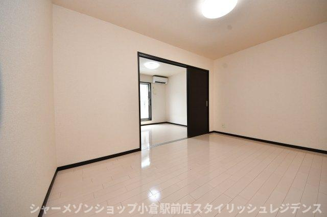 リファレンス大里原町の居間・リビング