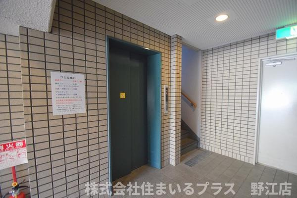 三神マンションのロビー