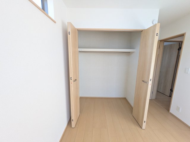 常陸大宮市宇留野334番　新築戸建て　A号棟の収納|大容量のウォークインクローゼット。衣類はもちろん、スーツケースや季節の家電もまとめて収納でき、居室空間をすっきりと保ちます。