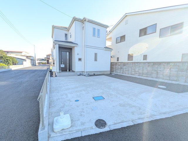 常陸大宮市宇留野334番　新築戸建て　A号棟の前面道路含む現地写真|現地完成済で建物や駐車場、お庭も全てご覧いただけます。。
本日のご見学も可能です♪
お気軽にお電話またはお問い合わせください。