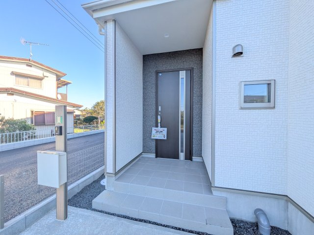 常陸大宮市宇留野334番　新築戸建て　A号棟の玄関|お洒落な玄関ドアと洗練された外壁デザイン。家の顔にふさわしい上質な佇まいで、ご家族やお客様を迎えます。