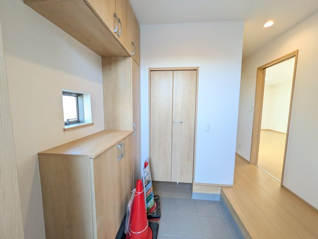 常陸大宮市宇留野334番　新築戸建て　A号棟の玄関|家族全員の靴がスッキリ片付く大容量シューズボックス完備。
お客様を気持ちよく迎えられる、明るく清潔感あふれる玄関です。