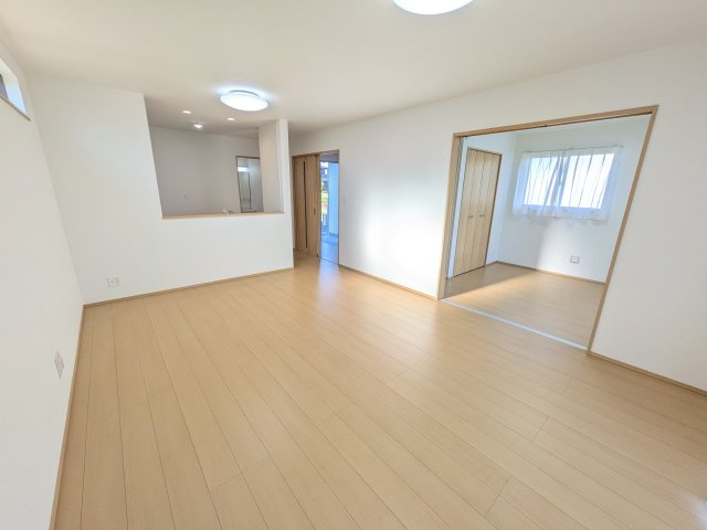 常陸大宮市宇留野334番　新築戸建て　A号棟の居間・リビング|居心地の良いデザインと機能性を両立。ご友人を招いたり、趣味を楽しんだり、様々なシーンで活躍する団らんの中心地です。