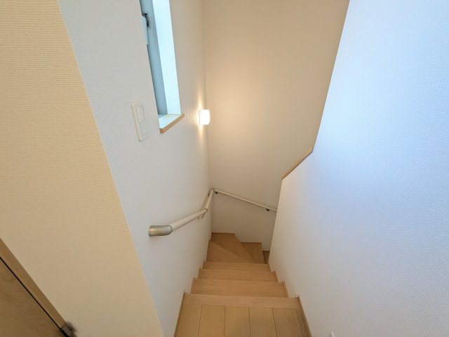 常陸大宮市宇留野334番　新築戸建て　A号棟の内装|窓付きで明るい階段は、手すり付きでお子様からご年配の方まで安心して上り下りができます♪