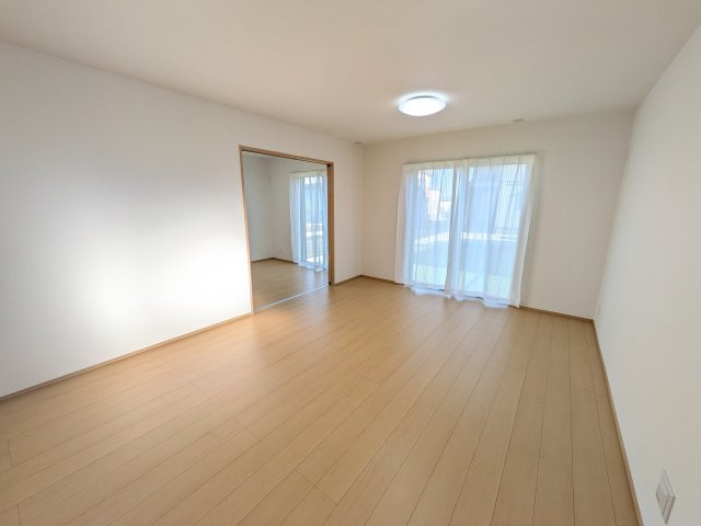 常陸大宮市宇留野334番　新築戸建て　A号棟の居間・リビング|家族の会話が自然と弾む、広々としたゆとりのLDK。南向きの窓からたっぷりの光が射し込む明るく快適な空間です。