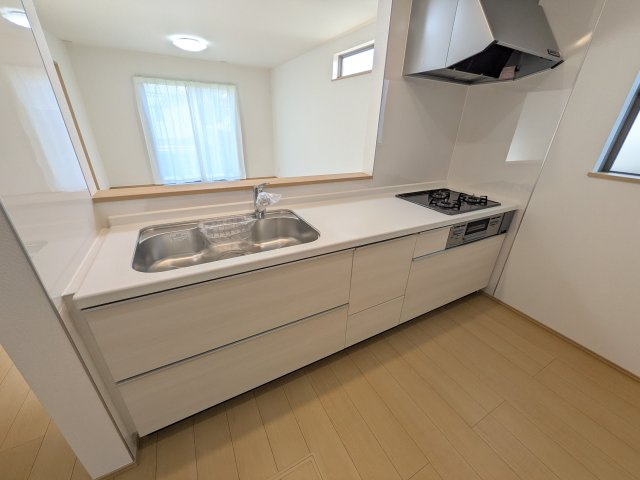 常陸大宮市宇留野334番　新築戸建て　A号棟のキッチン|対面式カウンターでリビングとの一体感を演出。使いやすい動線と豊富な収納で、毎日の料理時間も快適に過ごせます。