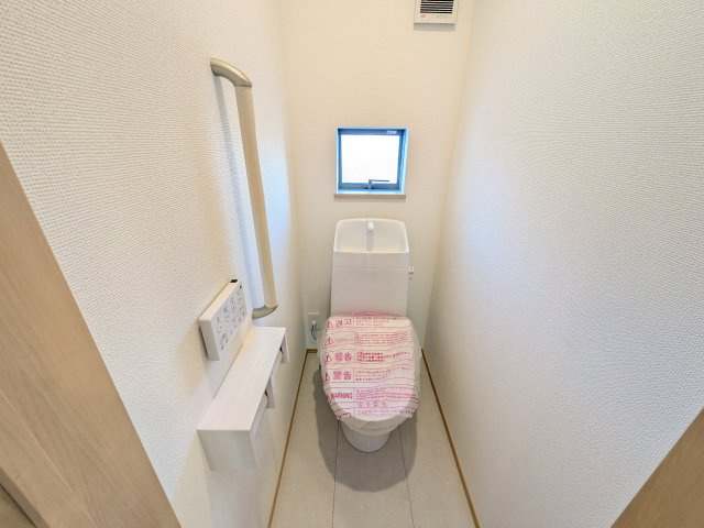 常陸大宮市宇留野334番　新築戸建て　A号棟のトイレ|高い節水性能で、水道代を大幅にカット。環境とお財布に優しく、家計をしっかりサポートします。