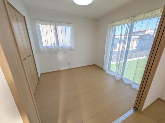 常陸大宮市宇留野334番　新築戸建て　A号棟の洋室|リビングと繋がる多目的スペース。引き戸を開ければ広々LDK、閉じれば客間や書斎、お子様の遊び場に早変わりします。