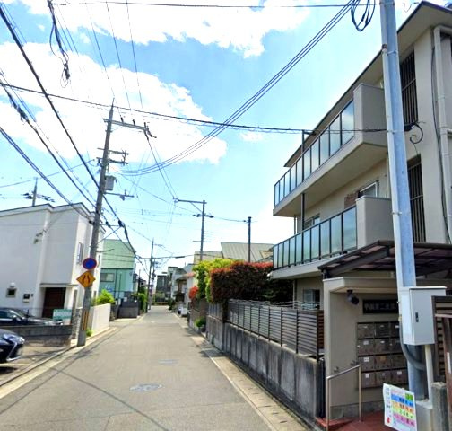 甲南第2東灘ハイムのエントランス|JR線甲南山手駅が徒歩圏。将来のお子様の通学も視野に入れると各方面アクセスがいい住居は日々の生活を助けてくれますね。
