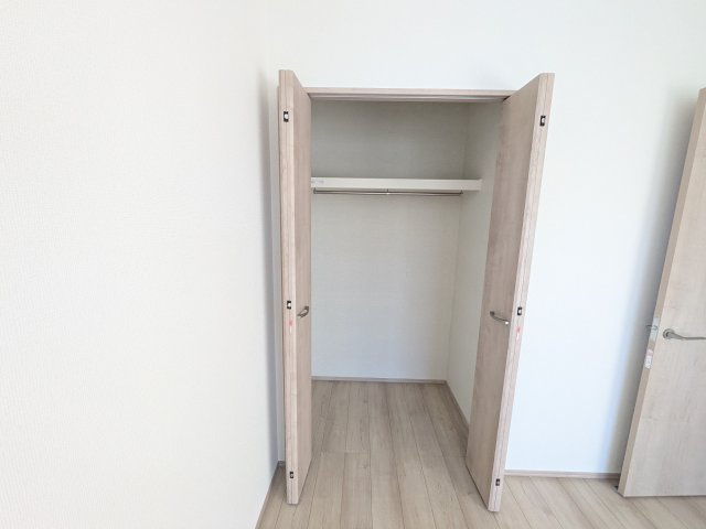 常陸大宮市宇留野334番　新築戸建て　B号棟の収納|大容量のウォークインクローゼット。衣類はもちろん、スーツケースや季節の家電もまとめて収納でき、居室空間をすっきりと保ちます。