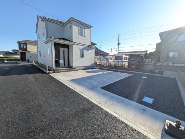 常陸大宮市宇留野334番　新築戸建て　B号棟の前面道路含む現地写真|現地完成済で建物や駐車場、お庭も全てご覧いただけます。。
本日のご見学も可能です♪
お気軽にお電話またはお問い合わせください。