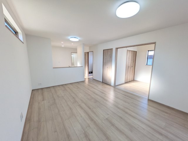常陸大宮市宇留野334番　新築戸建て　B号棟の居間・リビング|居心地の良いデザインと機能性を両立。ご友人を招いたり、趣味を楽しんだり、様々なシーンで活躍する団らんの中心地です。