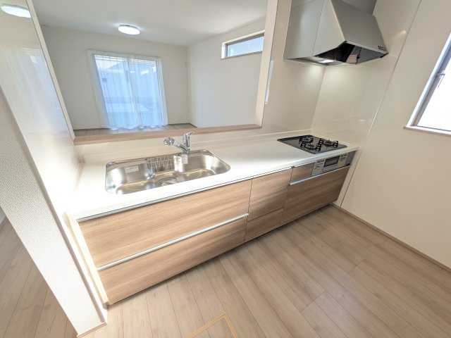 常陸大宮市宇留野334番　新築戸建て　B号棟のキッチン|対面式カウンターでリビングとの一体感を演出。使いやすい動線と豊富な収納で、毎日の料理時間も快適に過ごせます。