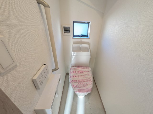 常陸大宮市宇留野334番　新築戸建て　B号棟のトイレ|高い節水性能で、水道代を大幅にカット。環境とお財布に優しく、家計をしっかりサポートします。