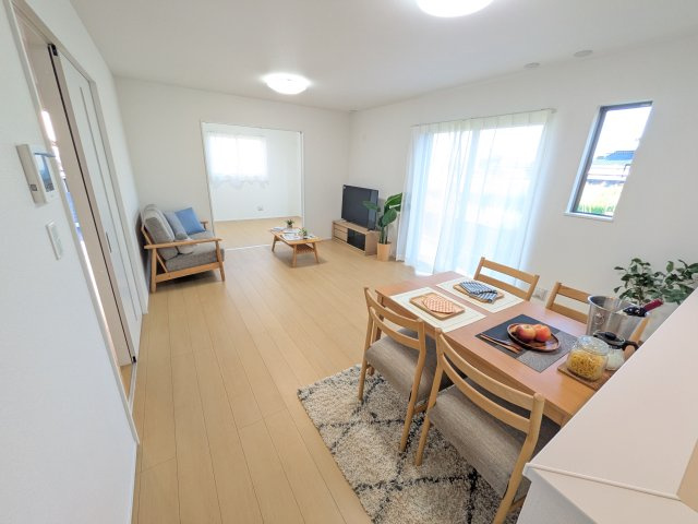 常陸大宮市宇留野334番　新築戸建て　C号棟の居間・リビング|家族の会話が自然と弾む、広々としたゆとりのLDK。南向きの窓からたっぷりの光が射し込む明るく快適な空間です。