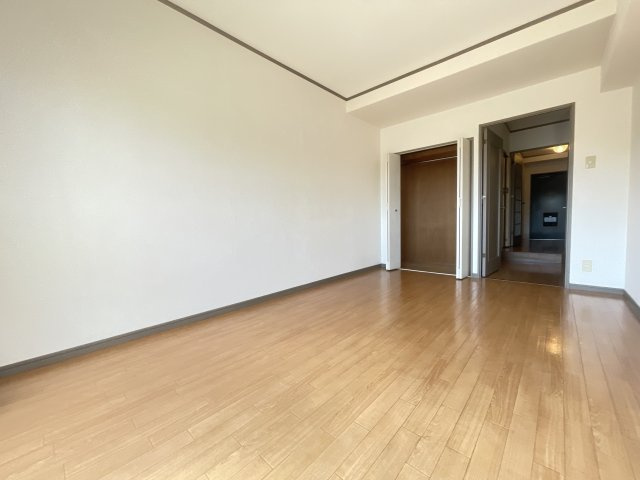 寝屋川市川勝町の賃貸マンションの居間・リビング