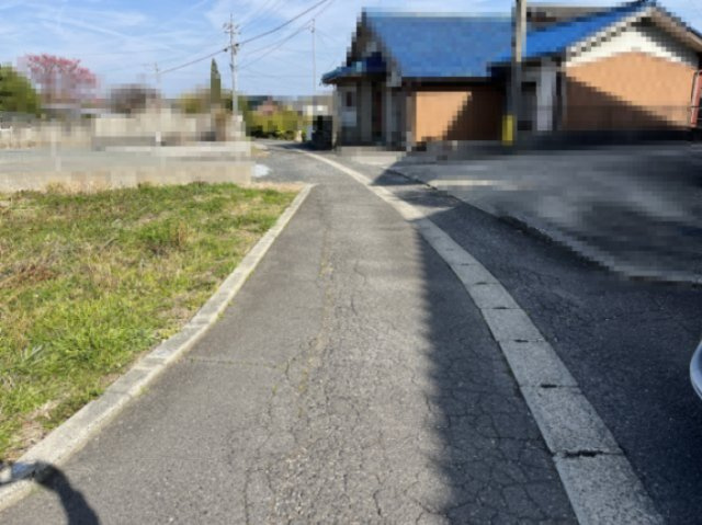 亀山市関町木崎 売土地の前面道路含む現地写真