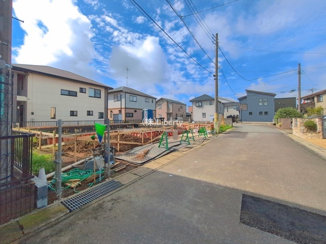 牛久市さくら台1丁目　新築戸建　B号棟の前面道路含む現地写真