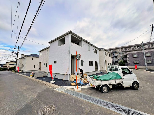 《仲介手数料半額》北本市二ツ家 第1　全9棟　4号棟の外観|全9棟で販売開始した新築分譲住宅。すでに成約済みの棟もあります。全棟2台駐車可能で、住宅性能評価も取得済み。棟ごとに異なる間取りを比較しながら選べます。