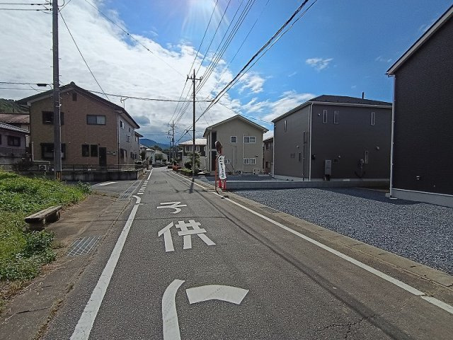 クレイドルガーデン高崎市吉井町神保第2の前面道路含む現地写真
