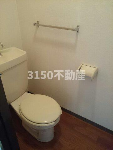 ファミール２１Ｂのトイレ|落ち着いた色調のトイレです