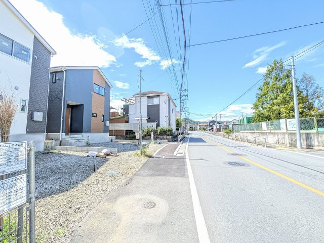 八王子市　下恩方町　新築一戸建て　３７期の前面道路含む現地写真|～北側9.85ｍ道路に面しています～