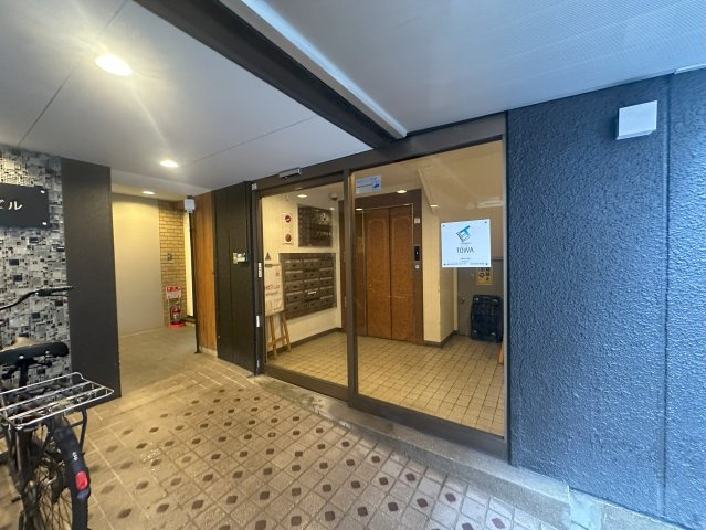 大阪市中央区鎗屋町２丁目の店舗事務所のエントランス