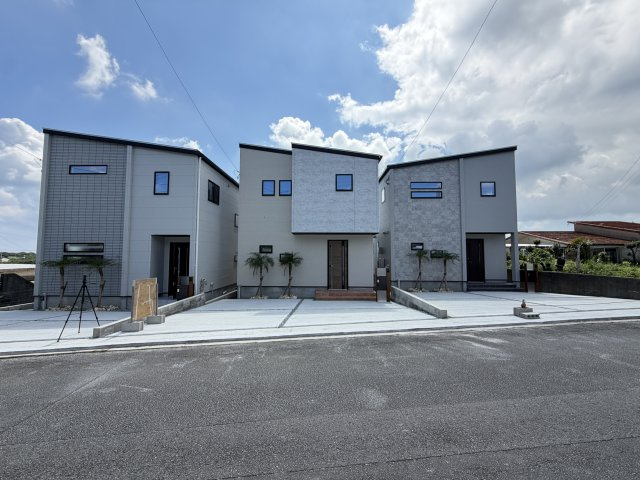 南城市玉城前川（全3棟）2号棟の外観|2号棟　並列駐車3台可♪