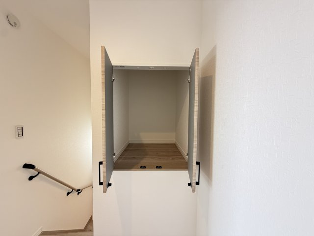 南城市玉城前川（全3棟）2号棟の収納|2号棟　2階ホール収納付き♪
