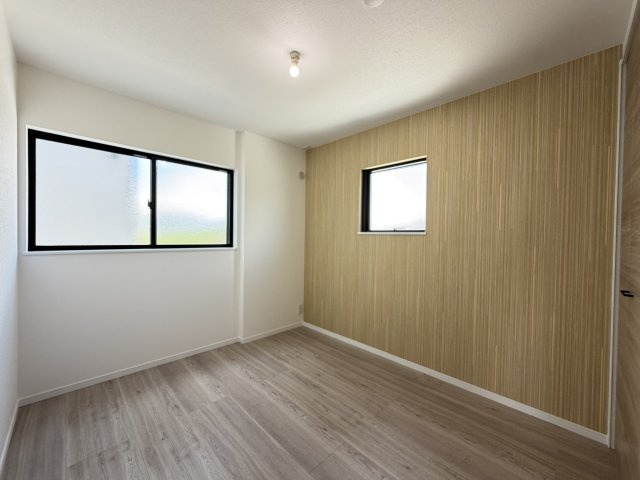 南城市玉城前川（全3棟）2号棟の洋室|2号棟　洋室5.2帖+収納付き♪