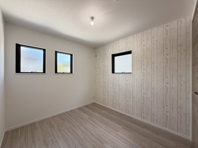 南城市玉城前川（全3棟）2号棟の洋室|2号棟　洋室5.2帖+収納付き♪